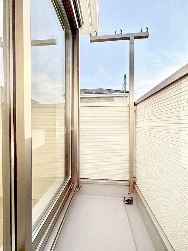 ゆったりバルコニーだから沢山お洗濯ものを干せます。