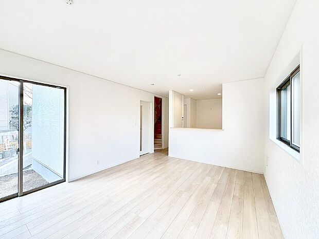 明るい陽光が注ぎ、寛ぎの雰囲気に満たされるダイニング。   