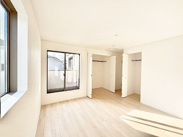 バルコニーが開放感をプラスしてくれる洋室