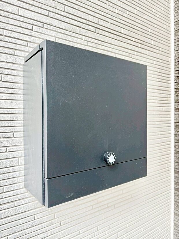 シンプルデザインのポスト。