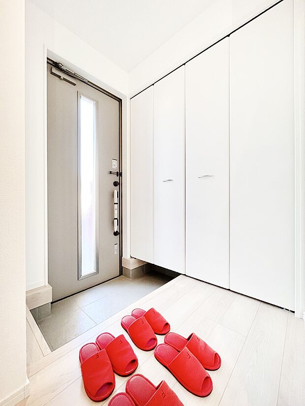 明るい陽光が入り込む玄関。ご家族の靴もスッキリ収納できる玄関収納付き!