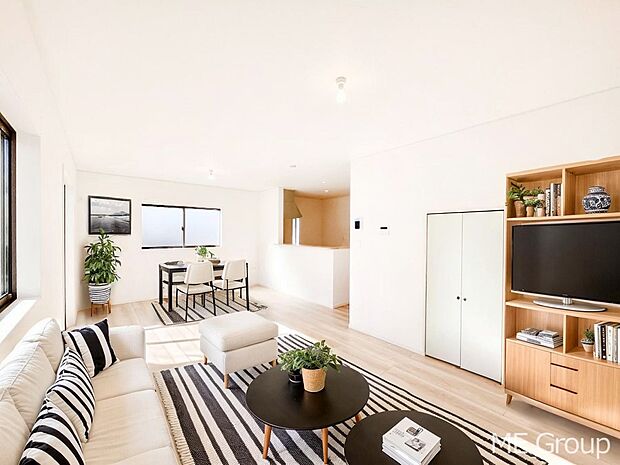 ご家族の賑やかな話し声で包まれる明るいリビング  ※家具はCGです