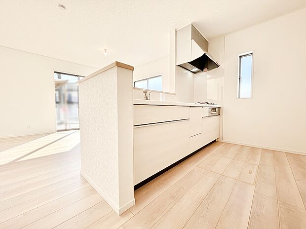 カウンター越しに楽しいおしゃべり。いつものお料理がもっと美味しくなりそうですね。