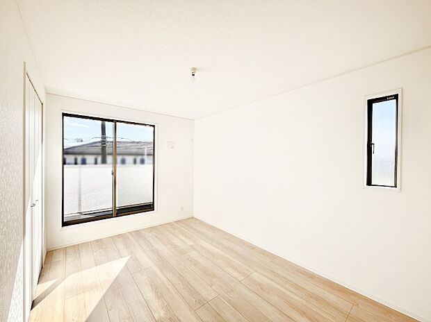 明るいバルコニーサイドに洋室を設置。目覚めの良い寝室に。