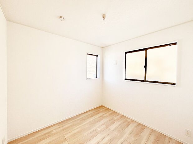 2面採光で気持ちよく自然光が取り入れられるのでお子様のお部屋にもピッタリ