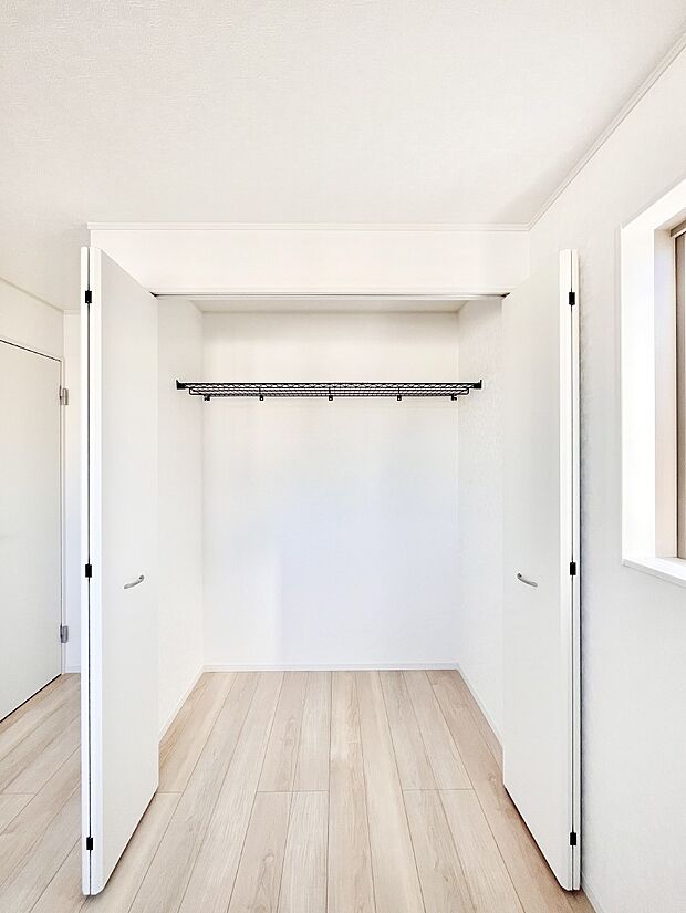 洋室のクローゼット。奥行きがあるので厚手の衣類もすっきり収まります。