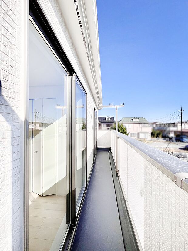 ゆったりバルコニーだから沢山お洗濯ものを干せます。