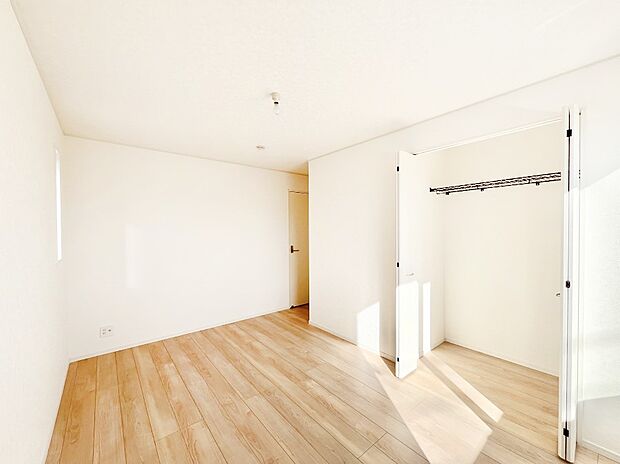やさしい光がさしこむ居室はしっかり収納付き