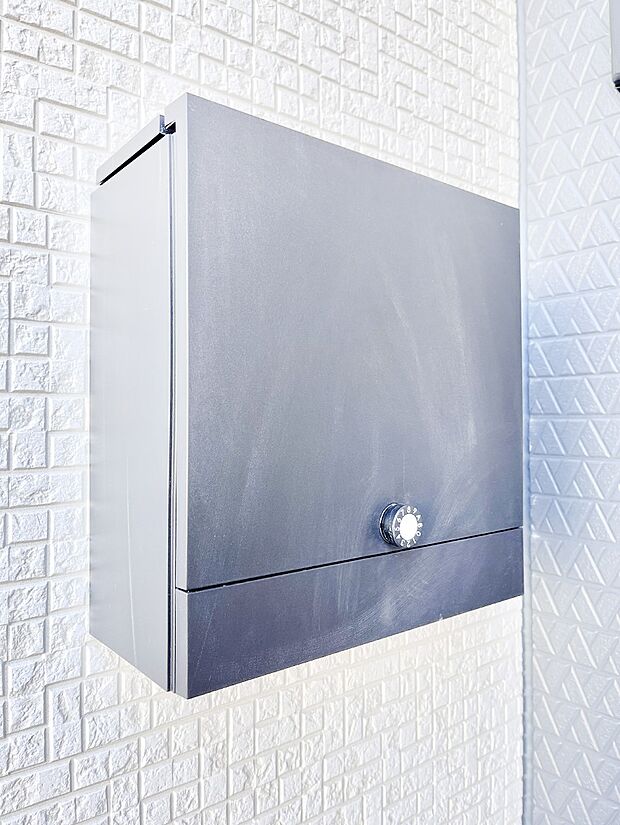 シンプルなデザインのポスト