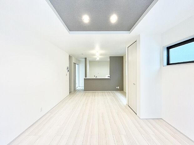 お洒落で開放感のある折り上げ天井を採用したリビングダイニング