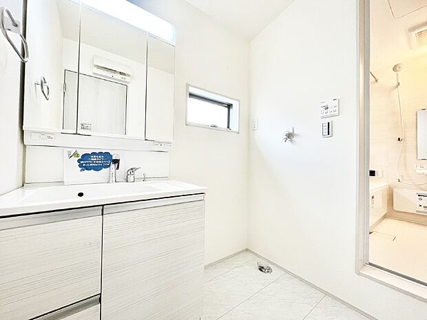 清潔感のある快適空間です。毎日の身支度も気持ち良くお使い頂けます。 