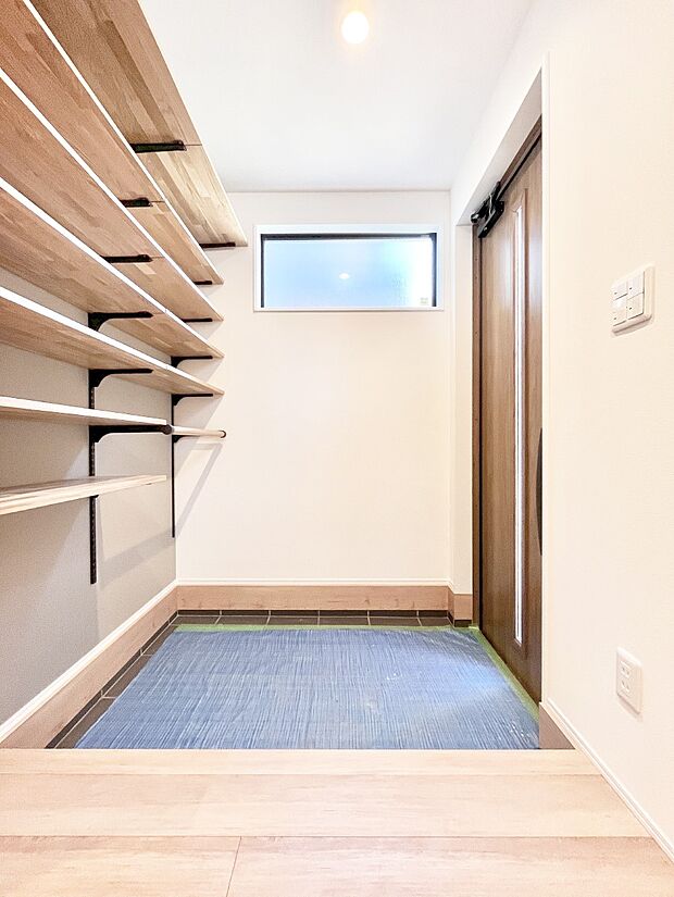 散らかりがちな玄関もスッキリの玄関収納付