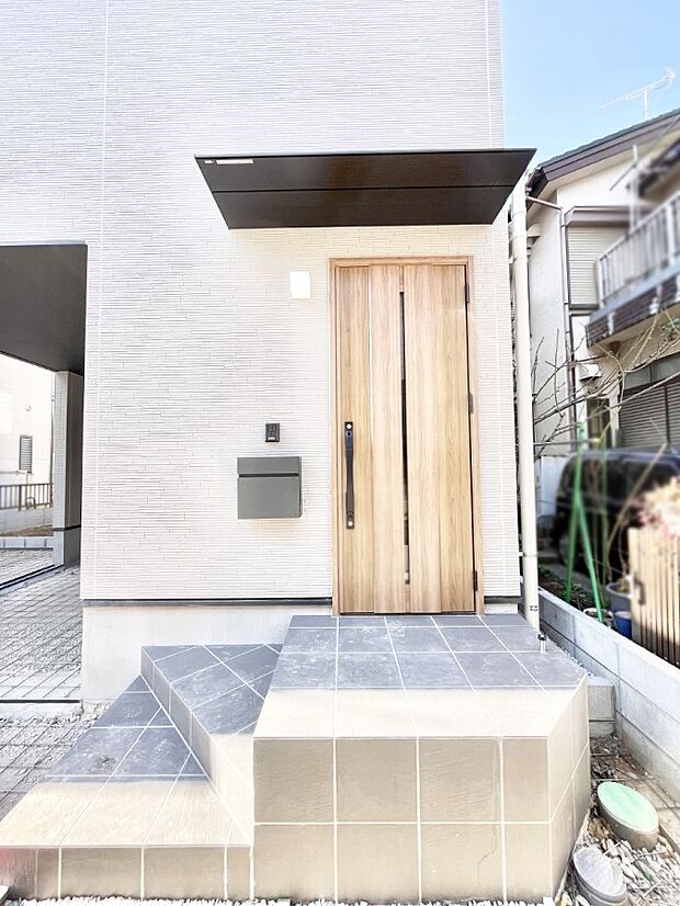 住まいの顔を演出する、玄関ドア。