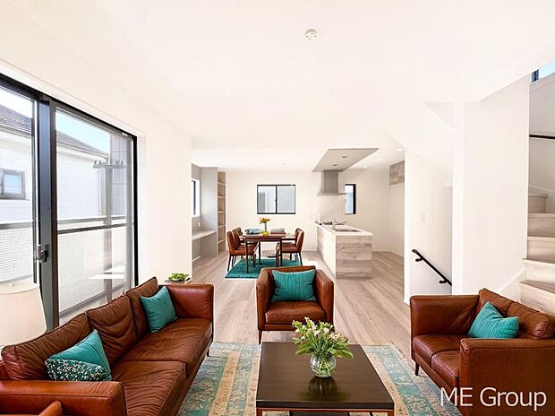 プライバシーも守れる2階リビングは明るく開放感たっぷり　※家具はCGです