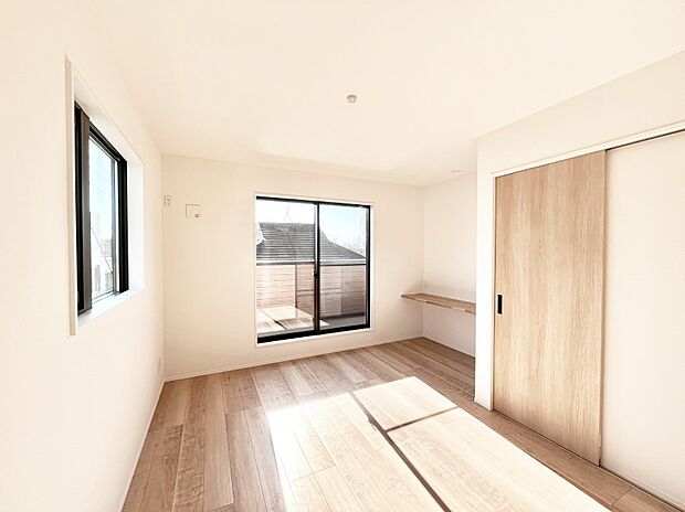 明るいバルコニーサイドに洋室を設置。目覚めの良い寝室に。