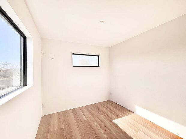 2面採光で気持ちよく自然光が取り入れられるのでお子様のお部屋にもピッタリ