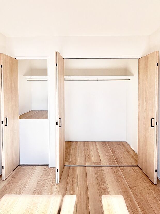 洋室のクローゼット。奥行きがあるので厚手の衣類もすっきり収まります。