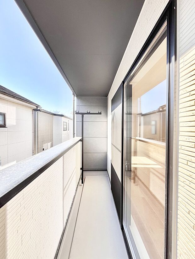 ゆったりバルコニーだから沢山お洗濯ものを干せます。