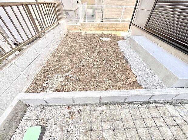 ガーデニングや家庭菜園も楽しめるお庭付き。