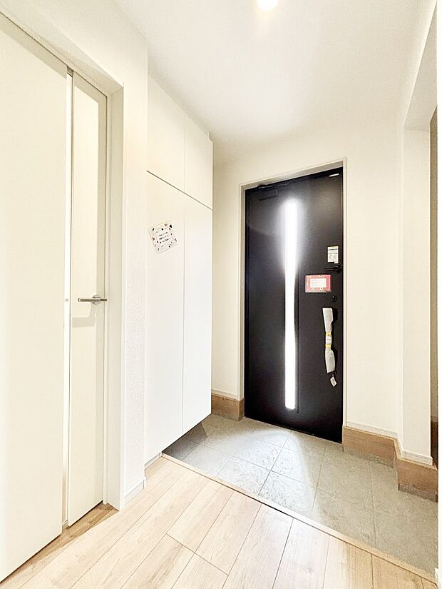 ガラススリットの入った玄関ドアが室内に光を届けてくれます