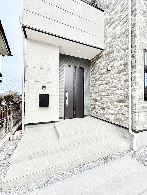 玄関前は雨が降っても濡れにくい屋根付き