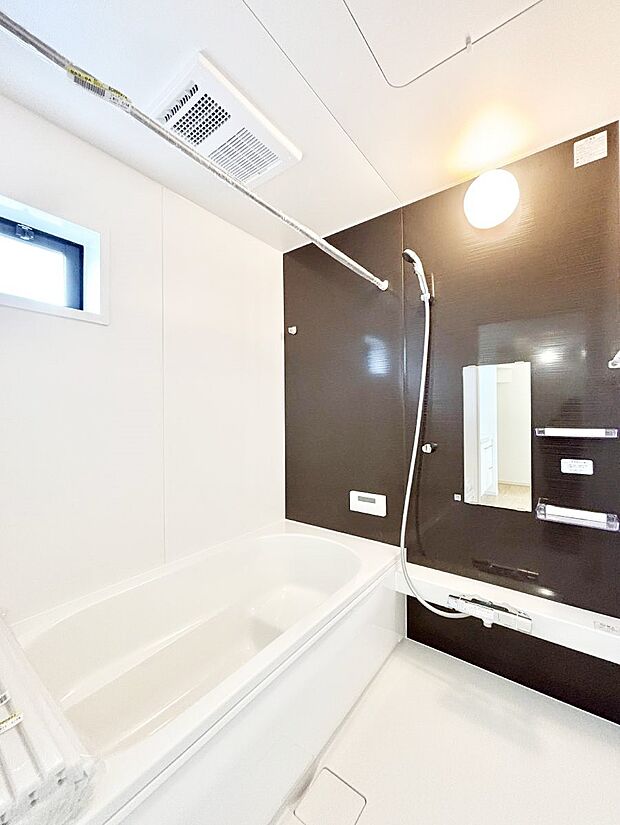 一日の疲れを癒してくれる明るい清潔感のあるバスルーム