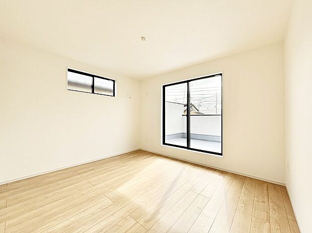 バルコニーが開放感をプラスしてくれる洋室