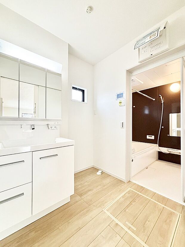 清潔感ある洗面化粧室で朝の身支度も快適