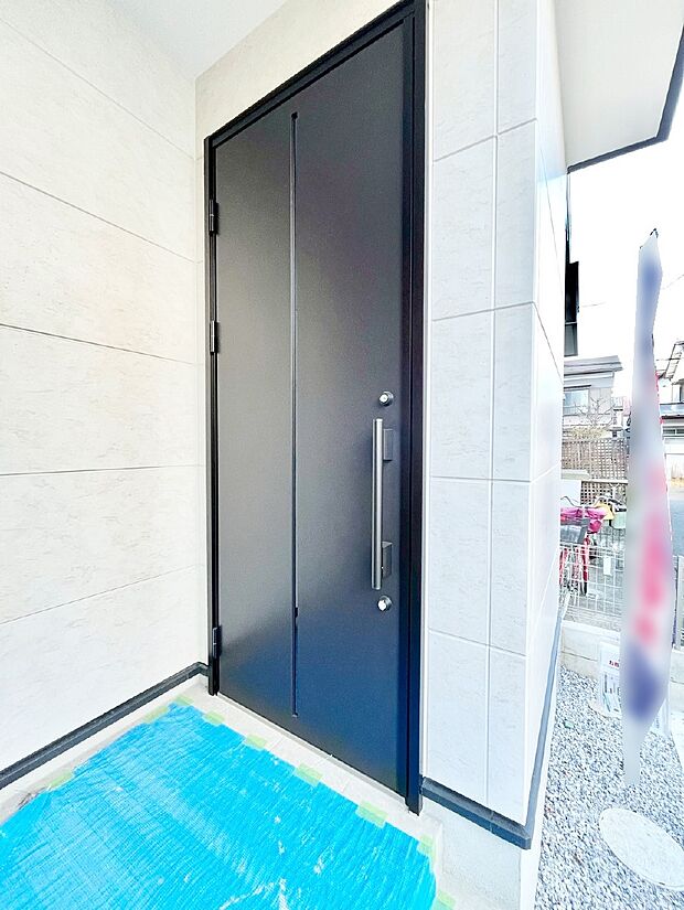 玄関前は雨が降っても濡れにくい屋根付き