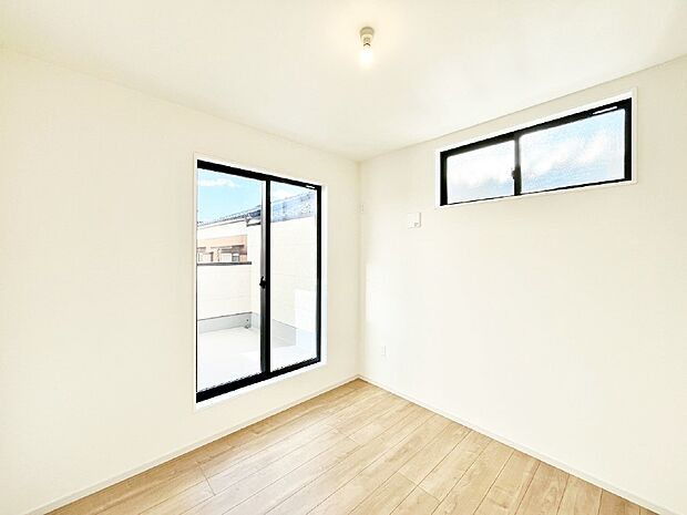 窓からのやさしい光が心地よいプライベートルーム