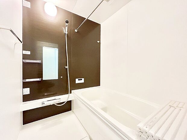 一日の疲れを癒してくれる明るい清潔感のあるバスルーム