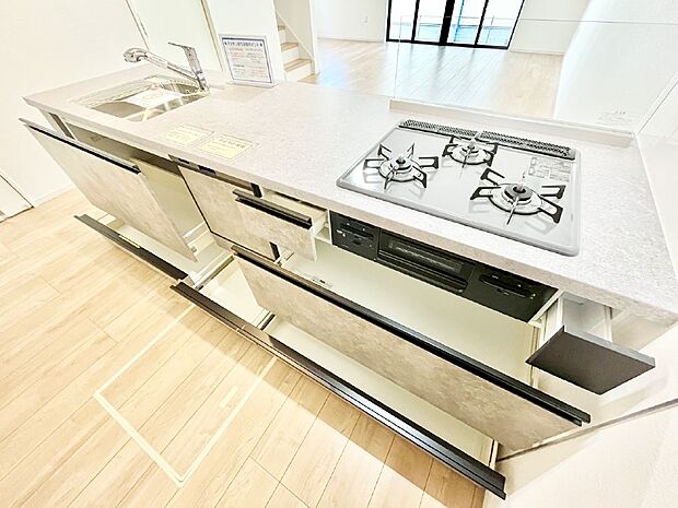 使いやすさを優先したスライド式収納タイプ！