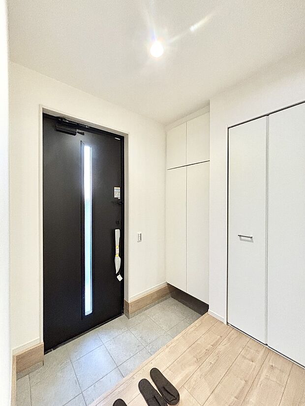 天井まである玄関収納で、家族全員の靴もすっきり収納!