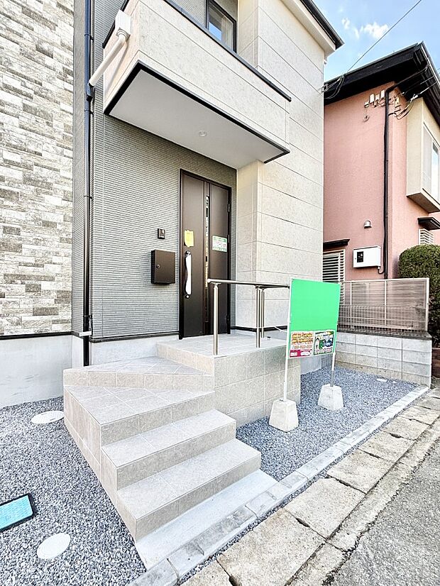 大切な家族、来客を出迎える玄関。