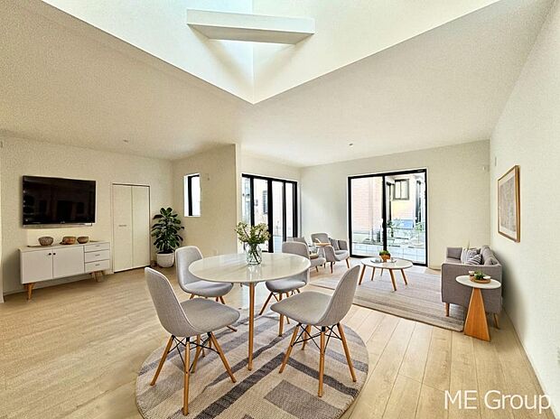 ご家族の賑やかな話し声で包まれる明るいリビング  ※家具はCGです