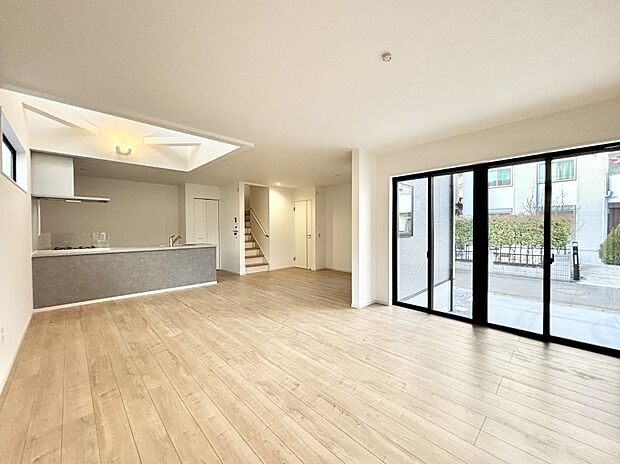 明るい陽光が注ぎ、寛ぎの雰囲気に満たされるリビング・ダイニング。