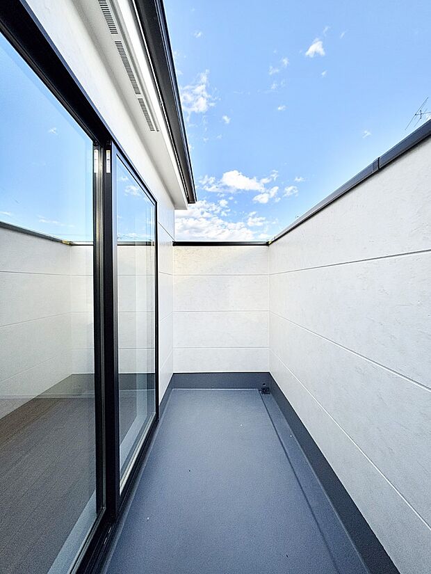 広々バルコニーでお洗濯物が気持ちよく乾きます。