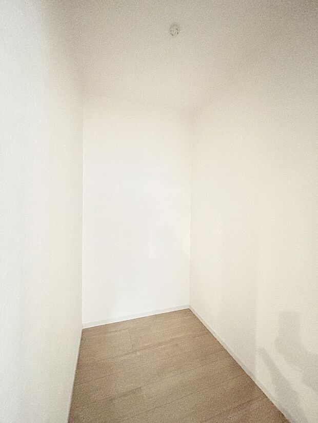 リビングのウォークインクローゼット付きで生活空間を広く利用できます。