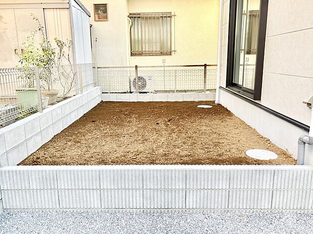 プランターを並べて季節のお花を楽しめるお庭付き。