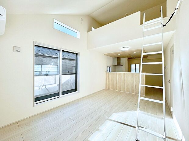 大きな窓からたっぷりの陽光と風を感じられるリビング