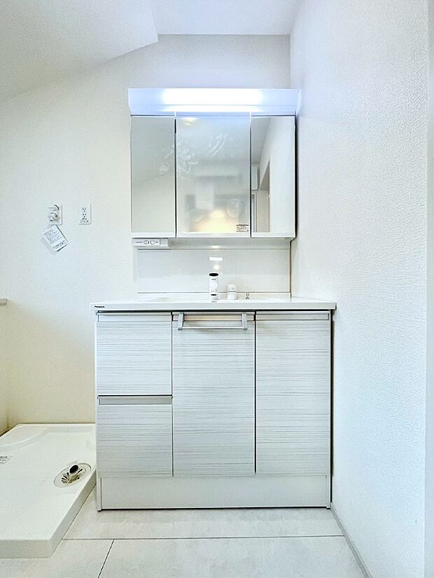 大きく見やすい三面鏡で清潔感ある洗面台は、身だしなみチェックや肌のお手入れにおすすめです。