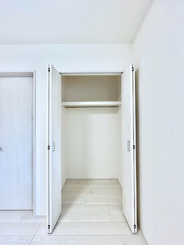 洋室のクローゼット。奥行きがあるので厚手の衣類もすっきり収まります。