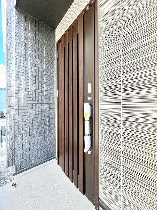 大切な家族、来客を出迎える玄関。