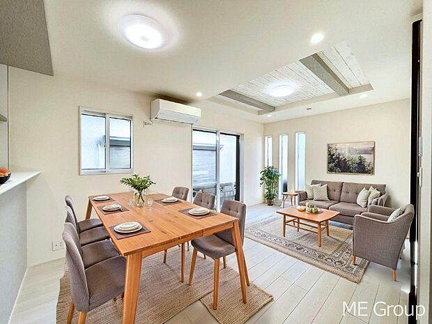 ご家族の賑やかな話し声で包まれる明るいリビング ※家具はCGです