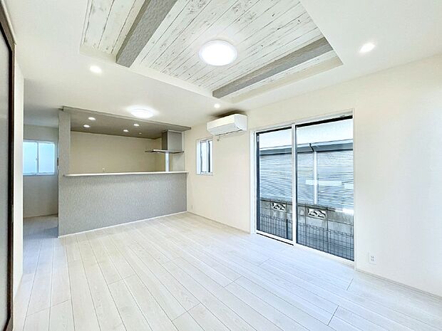 大きな窓からたっぷりの陽光と風を感じられるリビング