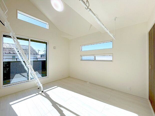 明るいバルコニーサイドに洋室を設置。目覚めの良い寝室に。