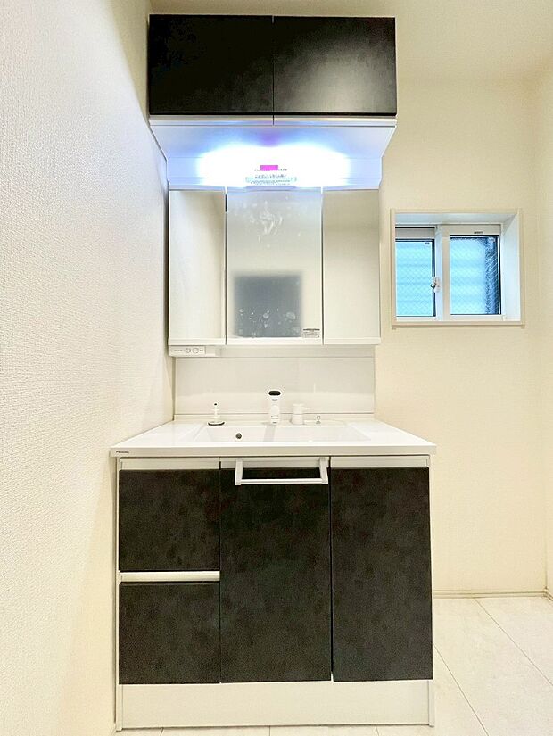 大きく見やすい三面鏡で清潔感ある洗面台は、身だしなみチェックや肌のお手入れにおすすめです。