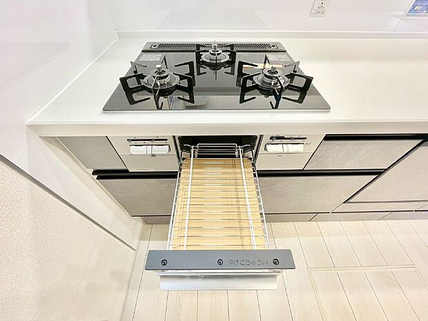 ガスコンロはＳｉセンサー搭載。火力調節や焦げ付き・消し忘れも防いでくれます。