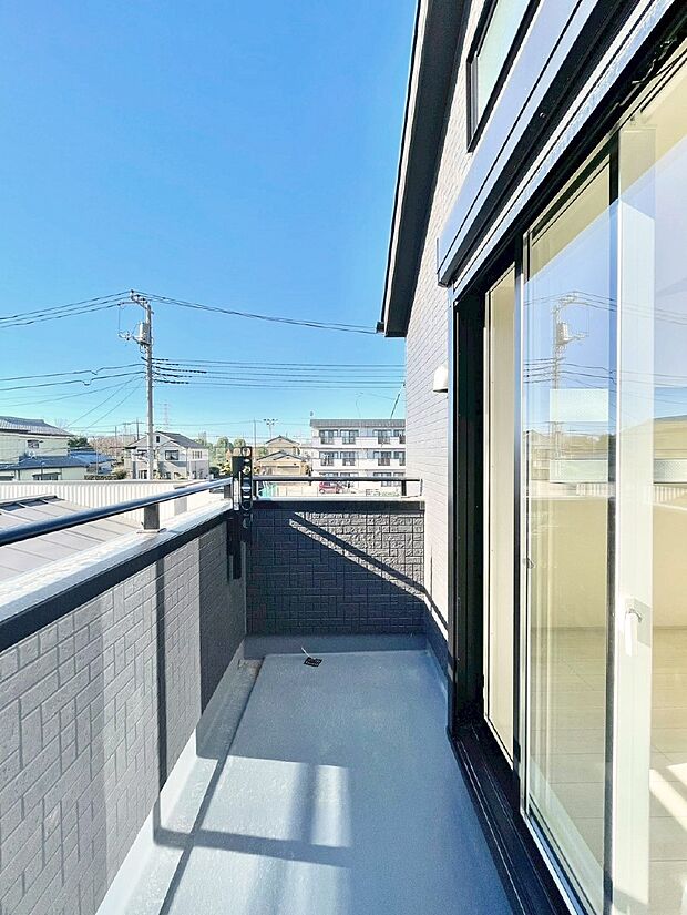 暖かな陽光が降り注ぐバルコニーはお洗濯におすすめ。爽やかな風も心地よいです。 