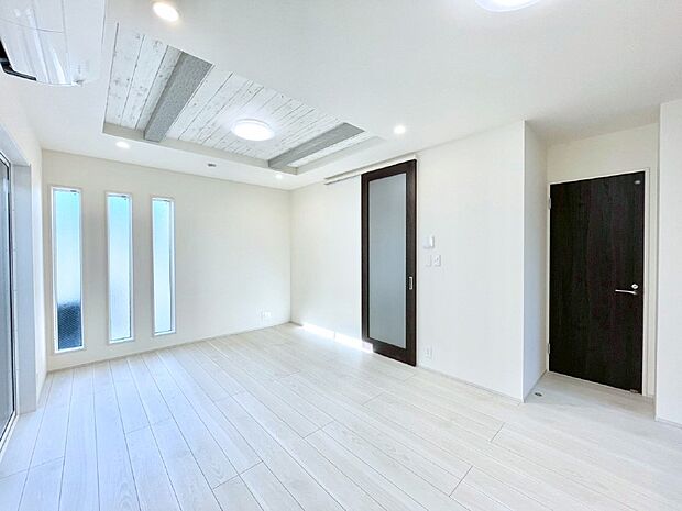 家族の笑顔が自然と生まれてくる、そんな雰囲気のダイニングに仕上がっています。